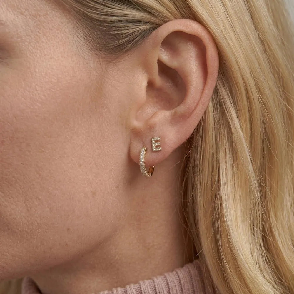 Guldhoop örhängen med pavé diamanter och matchande diamantprydd bokstaven e stud i shine letter kollektion