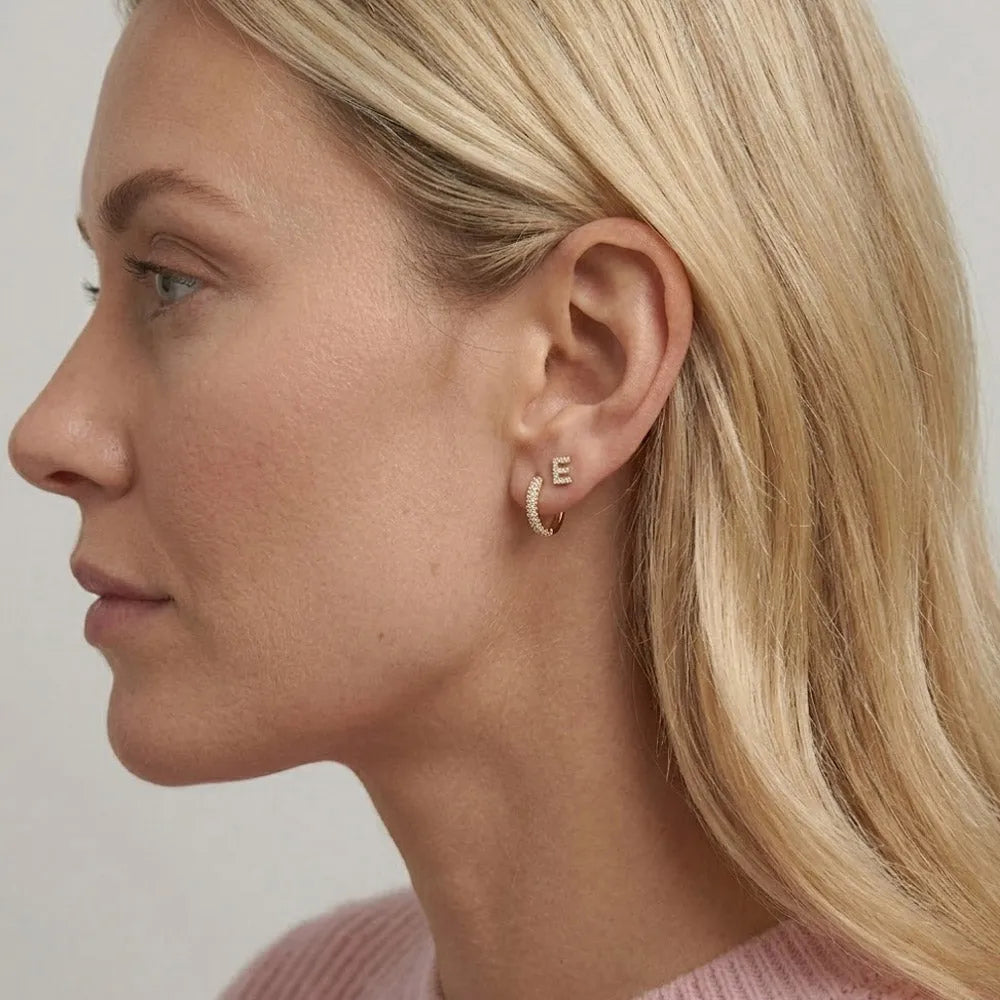 Roséguld bokstav e örhängen med små blanka diamanter från shine letter