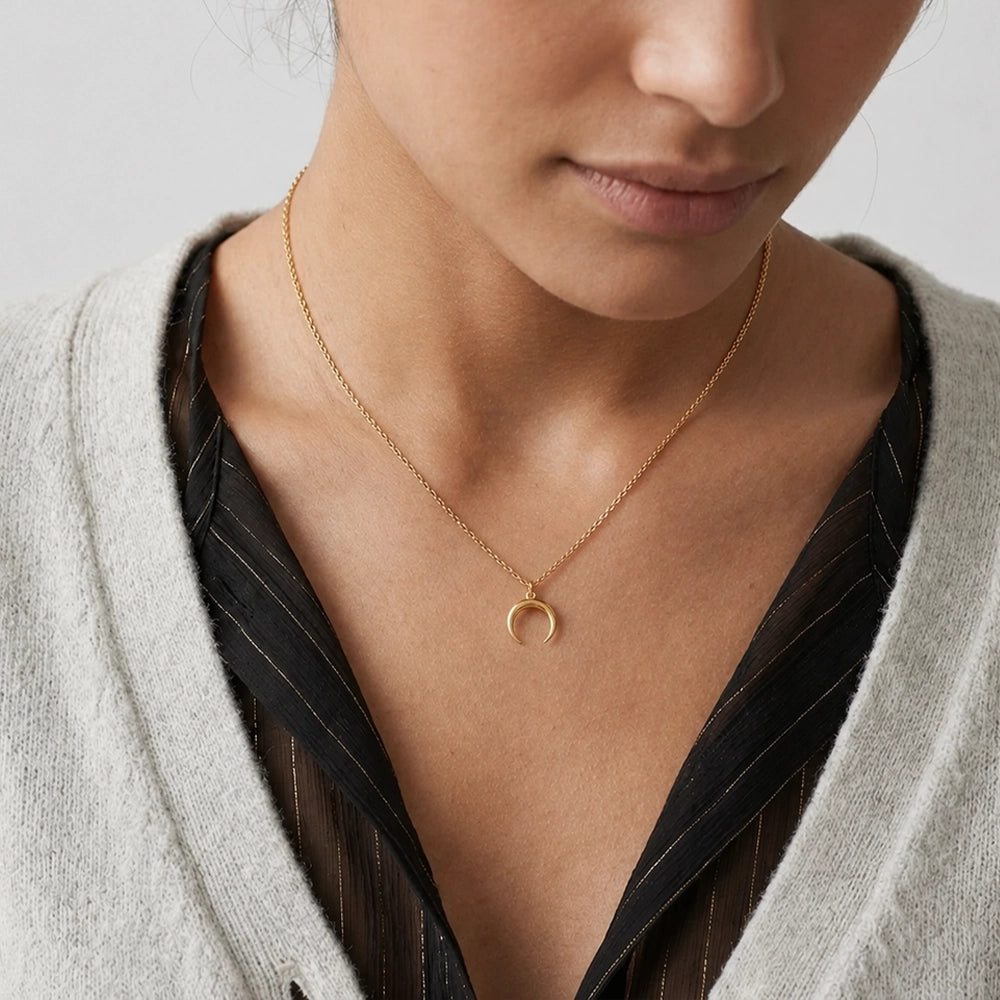 Sigrid – Halsband med liggande halvmåne