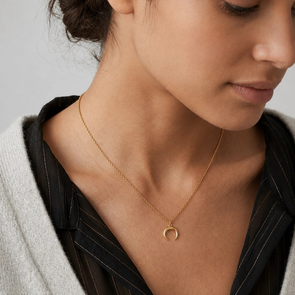 Sigrid – Halsband med liggande halvmåne