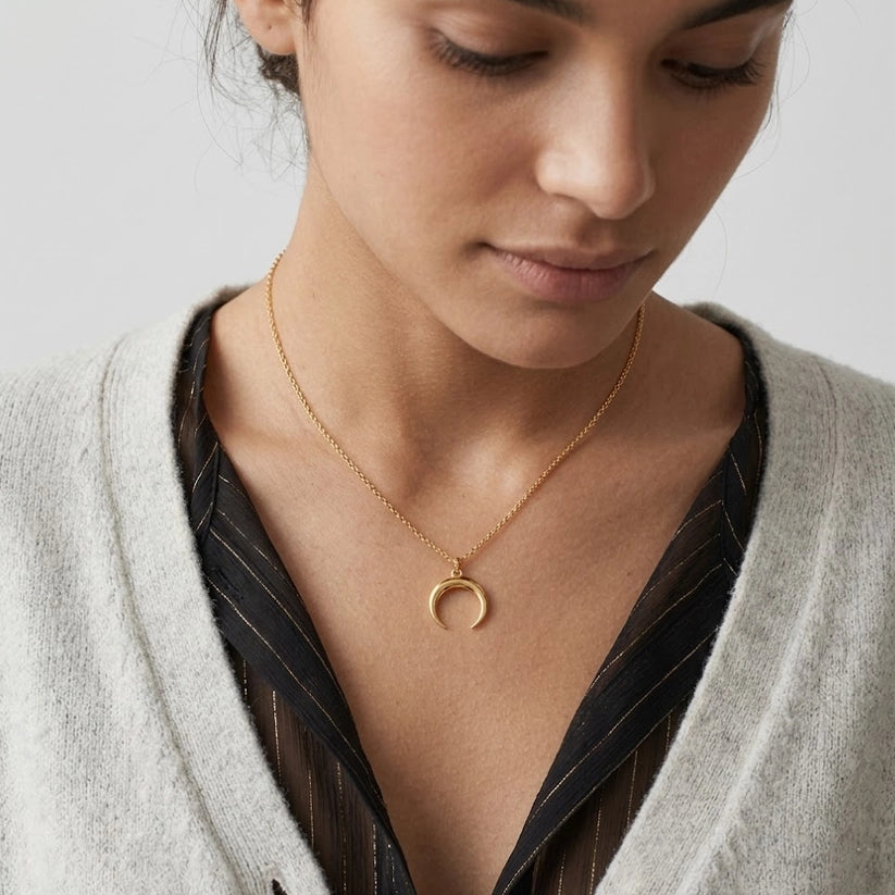 Sigrid - Halsband med liggande halvmåne