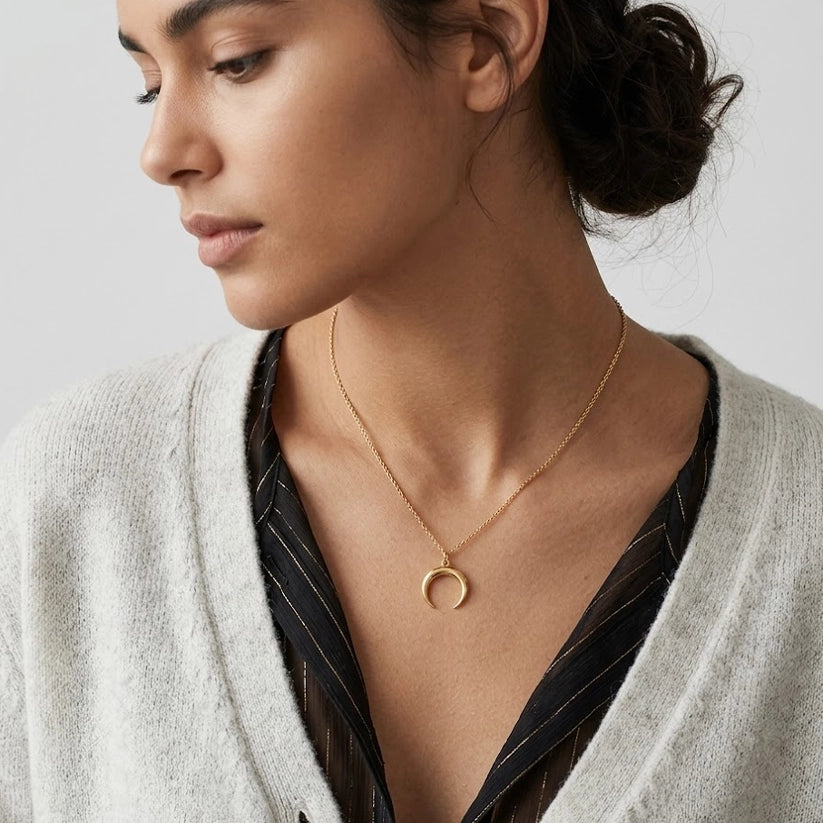 Sigrid - Halsband med liggande halvmåne