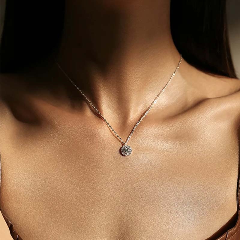 Smilla - Halsband med gnistrande hängsmycke