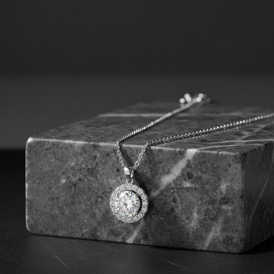 Smilla - Halsband med gnistrande hängsmycke