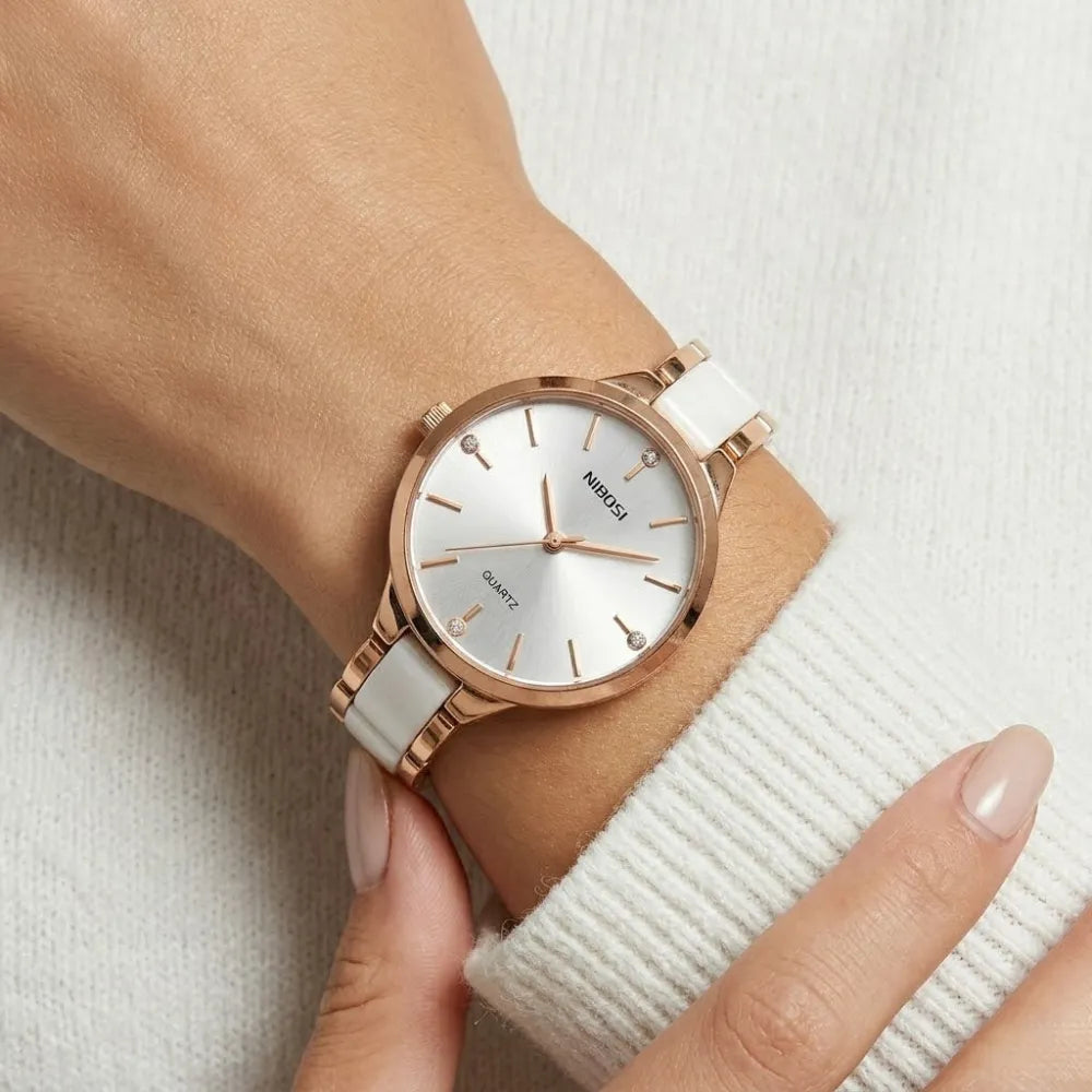 Tess klocka med moderna detaljer roséguld och vit keramisk nibosi kvarts med diamantdetaljer på timmarkörer
