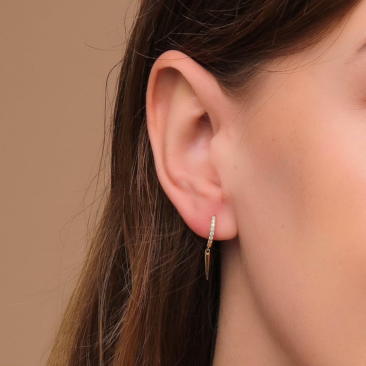 Tova - Hoops med stenar och spikedesign