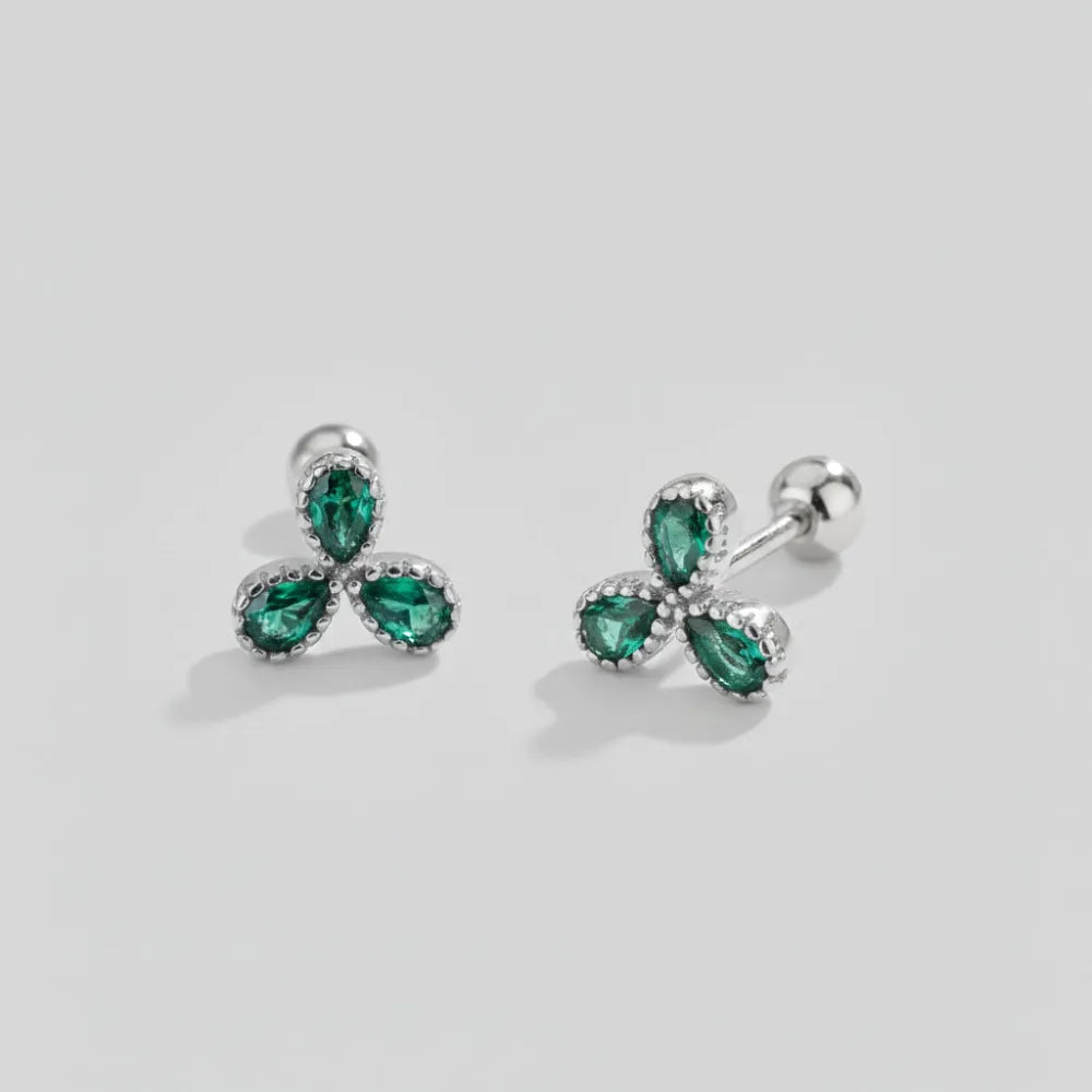 Silver färgade studs med tre gröna droppformade stenar i en klöverdesign trillium med skruvplopp