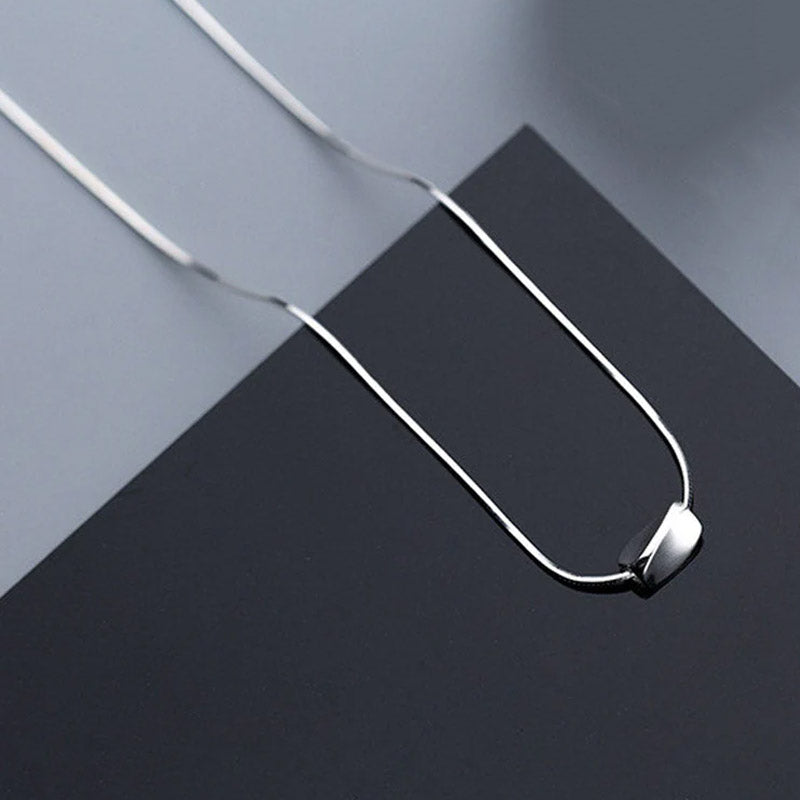 Twisted Square - Halsband med bönformat hängsmycke