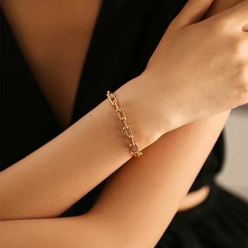 U-Turn - Armband med kedja av sammanlänkade hästskor