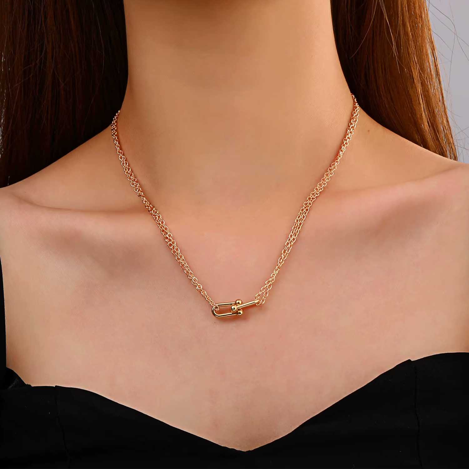 U-Turn - Halsband med hästskoformat hängsmycke