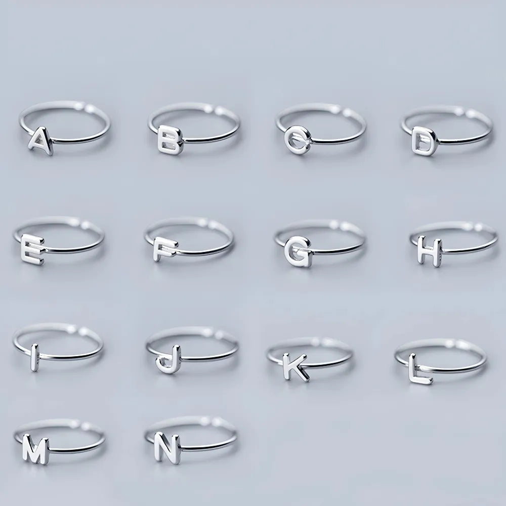 Set av justerbara silverringar med bokstäver i minimalistisk design unik ring med initialer