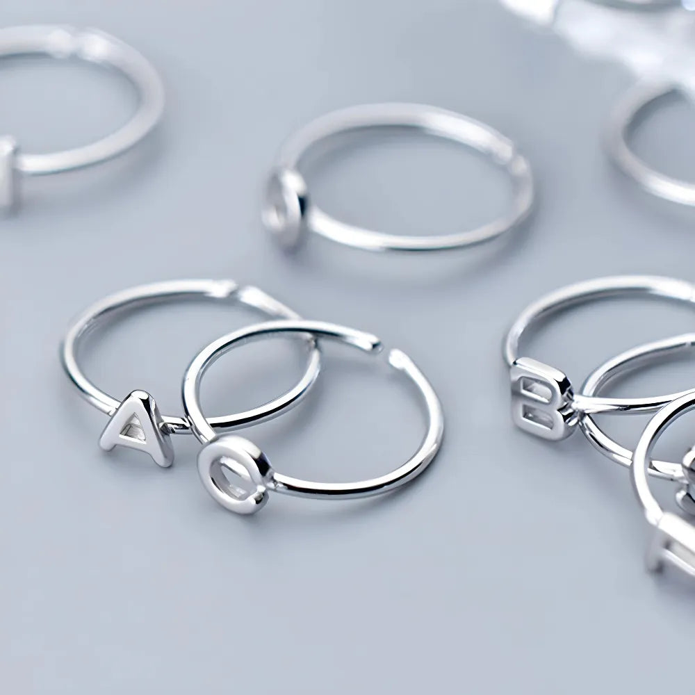 Silver justerbar ring med graverade bokstäver i alfabetet unik design i silvermaterial