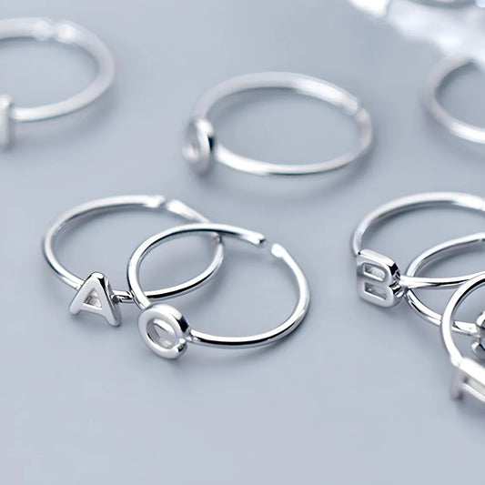 Silver justerbar ring med graverade bokstäver i alfabetet unik design i silvermaterial