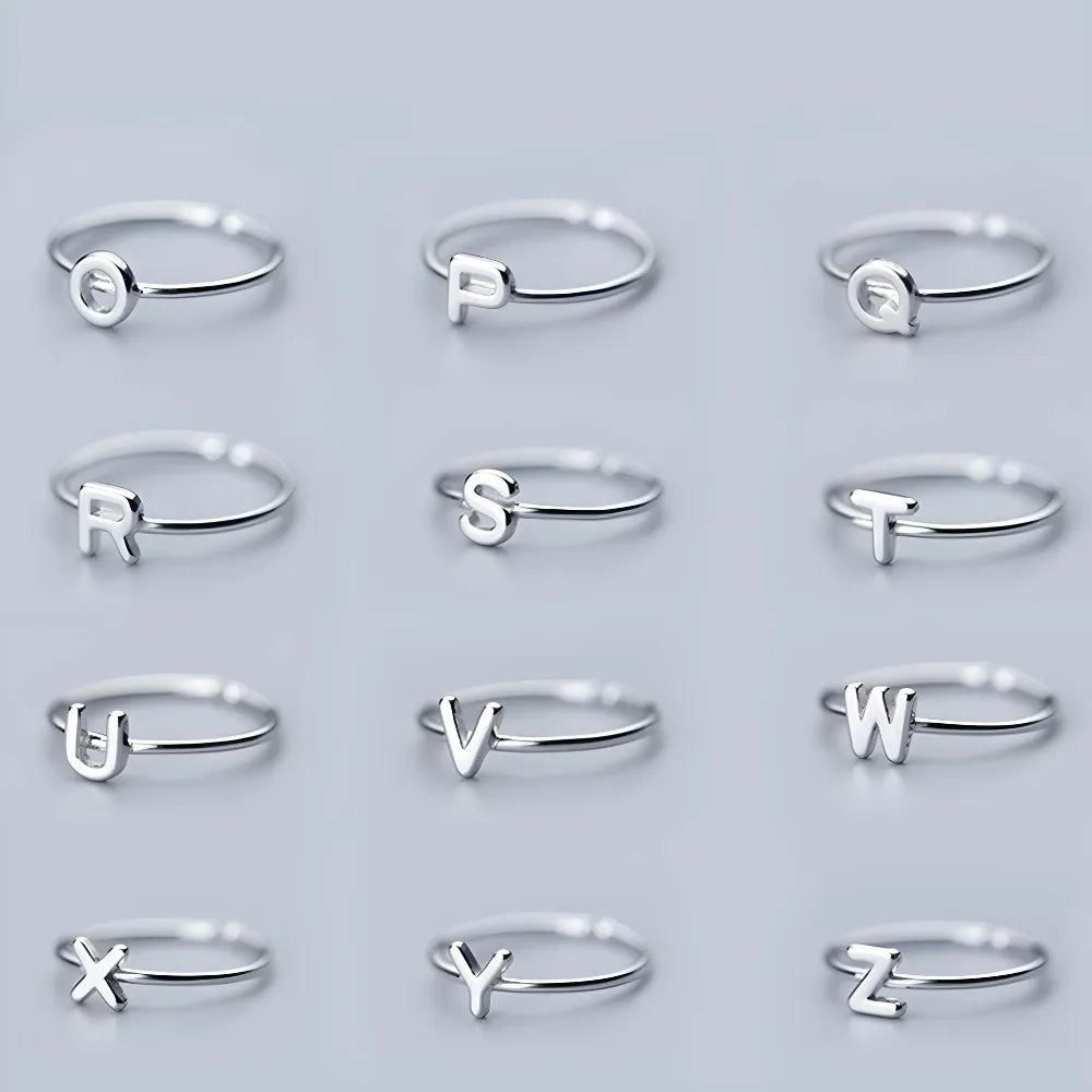 Silver justerbara ringar med bokstav i minimalistisk design i unik stil