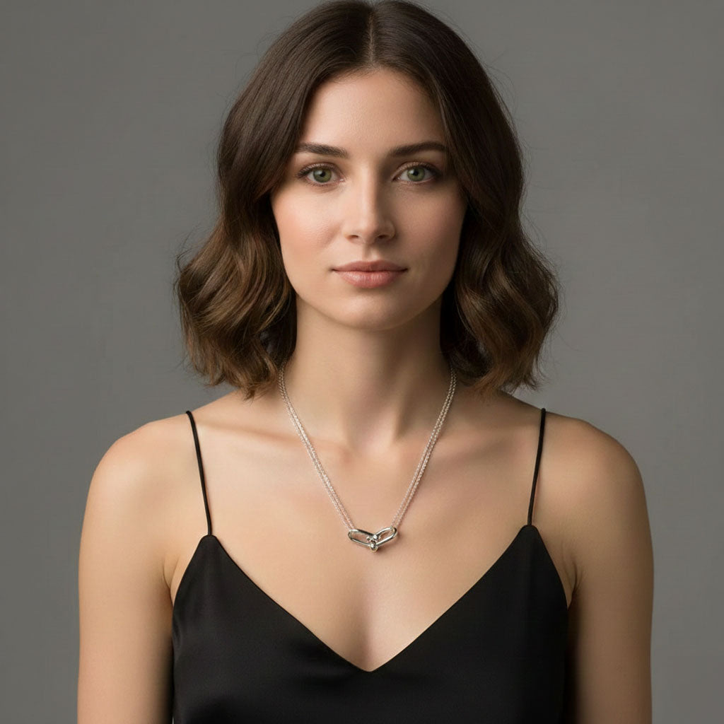 U-Turn - Halsband med hästskoformat hängsmycke