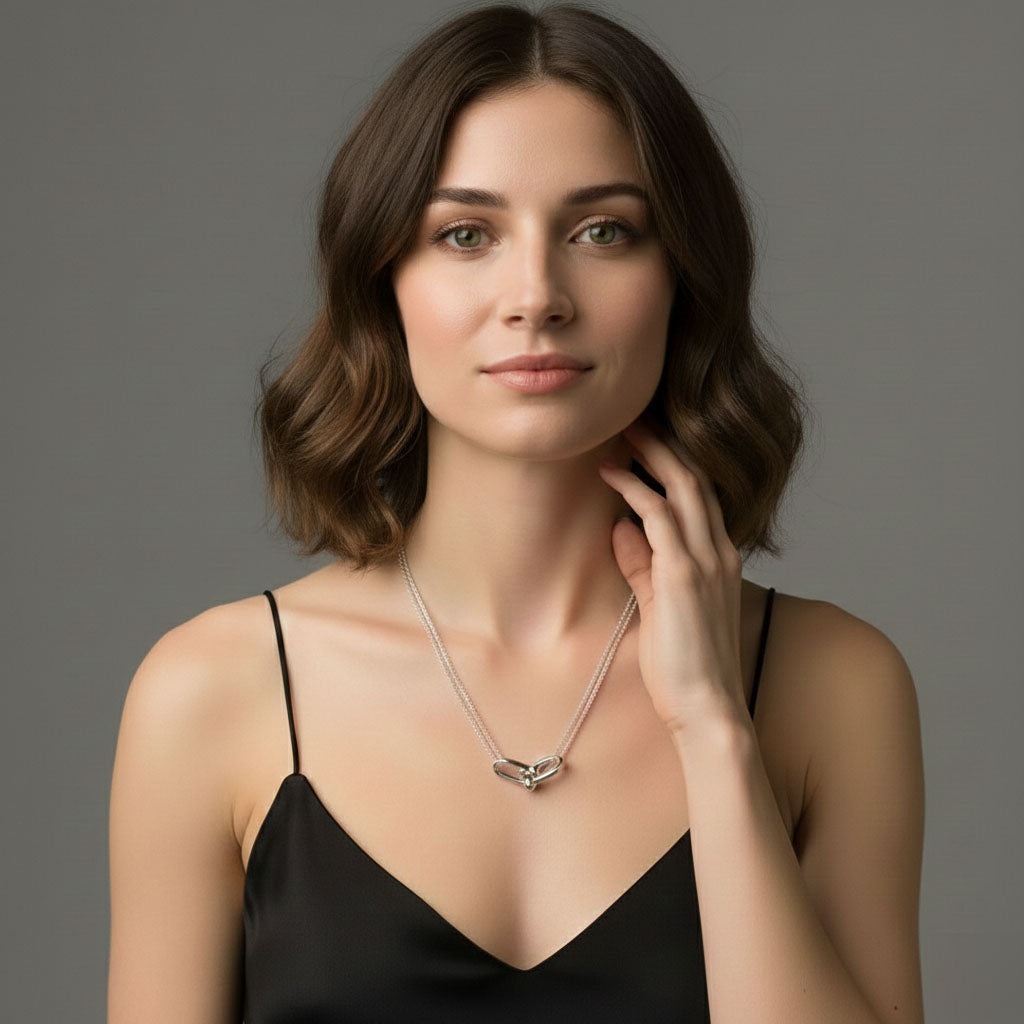 U-Turn - Halsband med hästskoformat hängsmycke