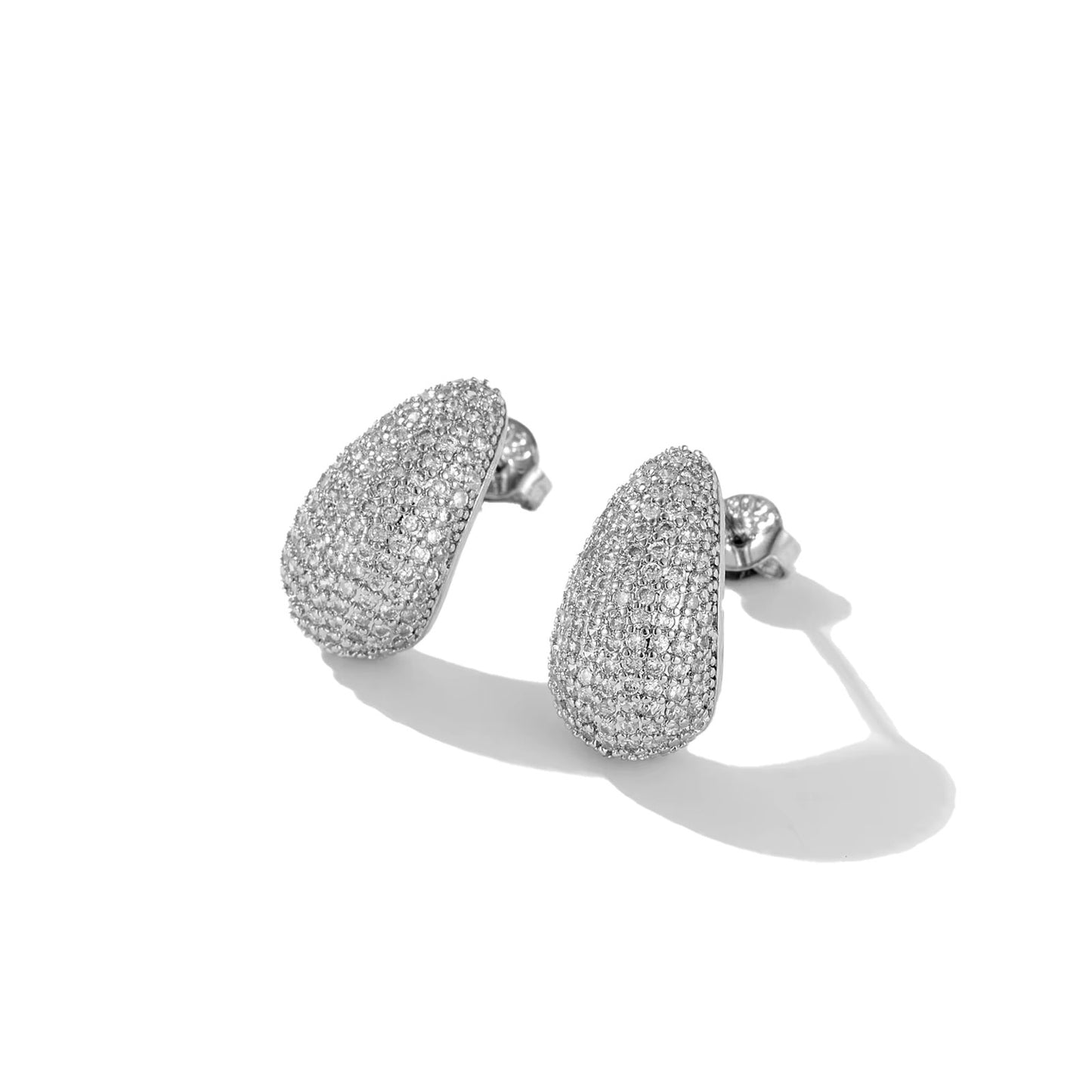 Valkyria – Droppformade örhängen med glittrande stenar