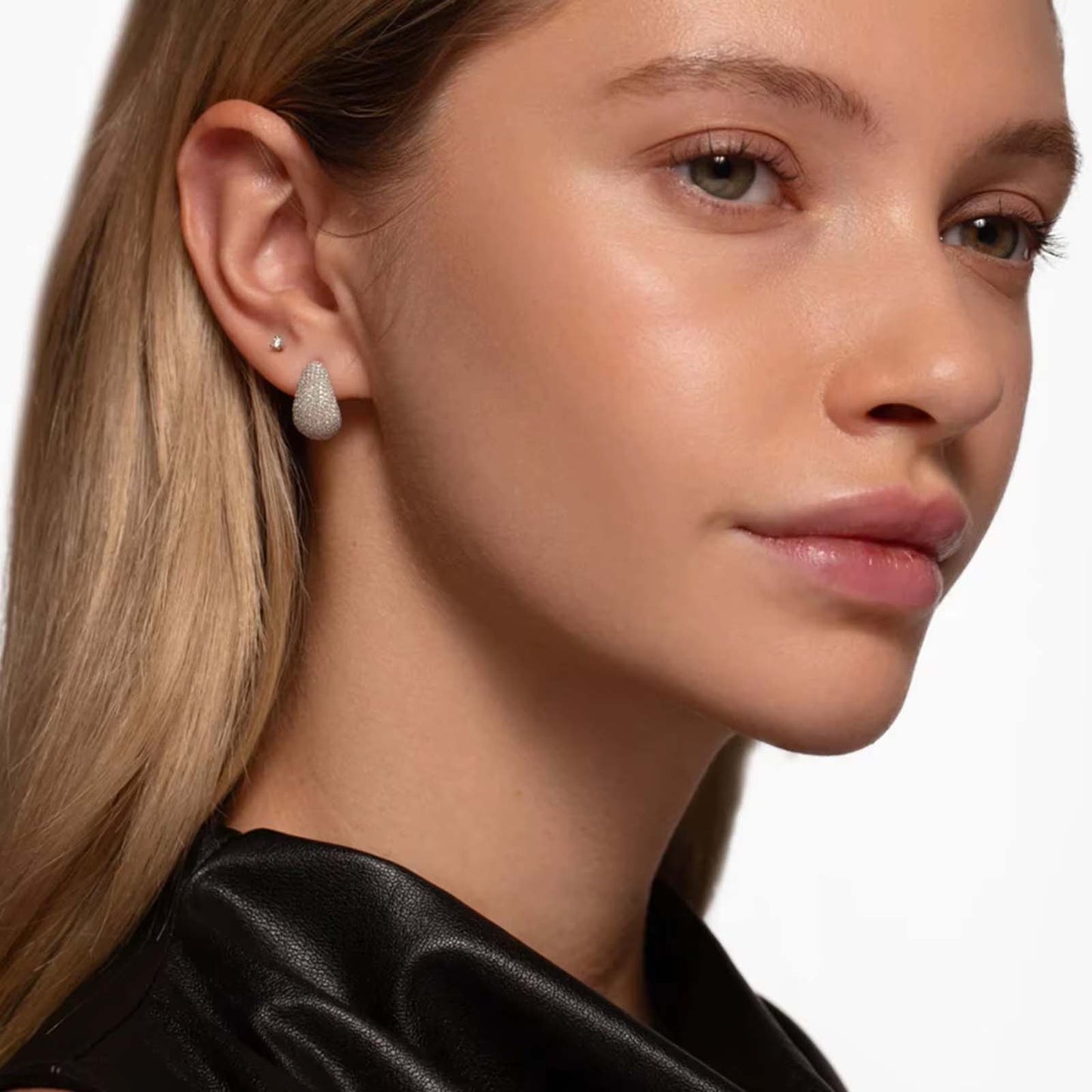 Valkyria – Droppformade örhängen med glittrande stenar