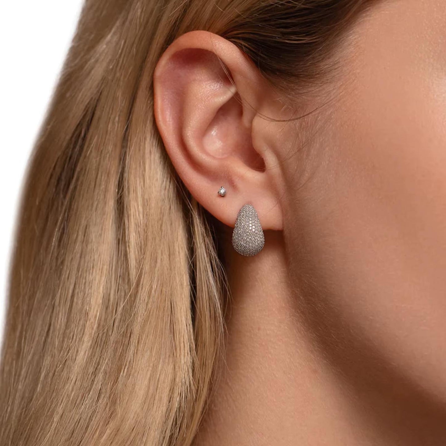 Valkyria – Droppformade örhängen med glittrande stenar