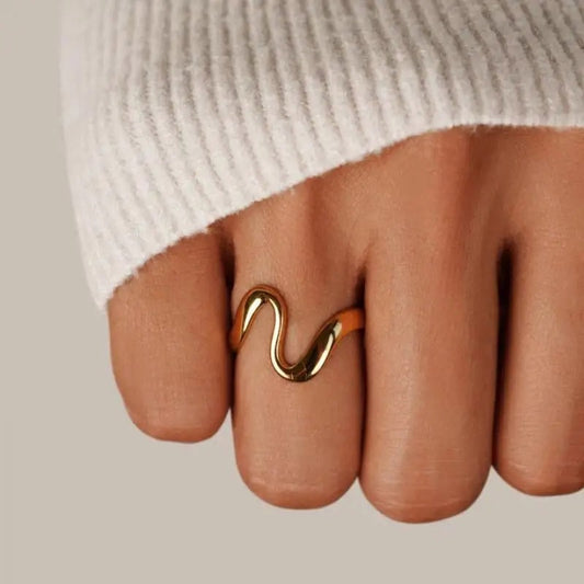 Vendela - Justerbar ring med vågig design
