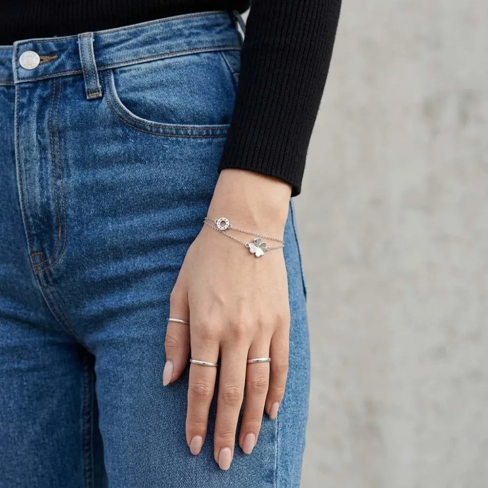 Silver dubbelager armband med cirkulärt hänge och delikat fyrklöver i wishleaf design