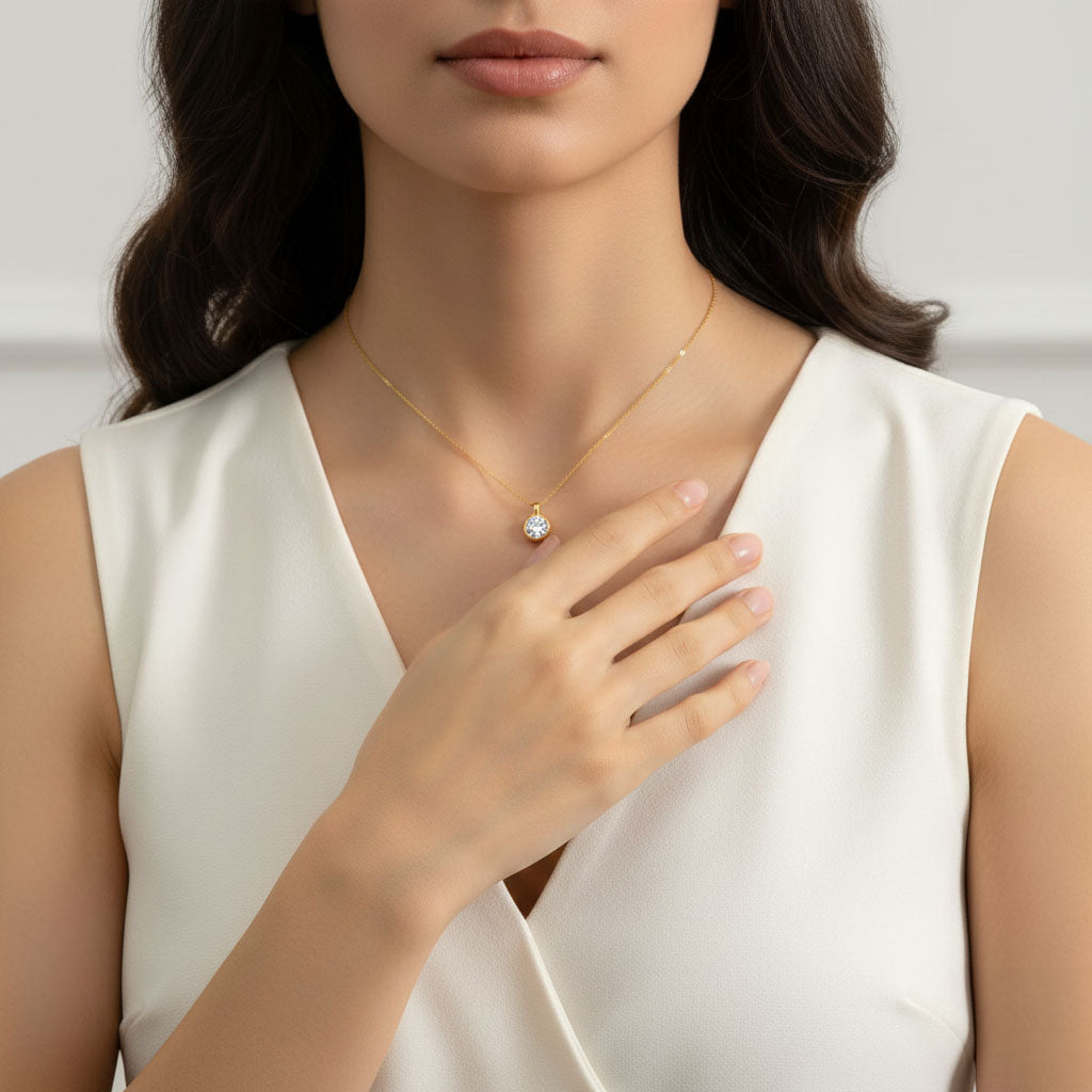 Yndis - Halsband med hängsmycke av moissanite