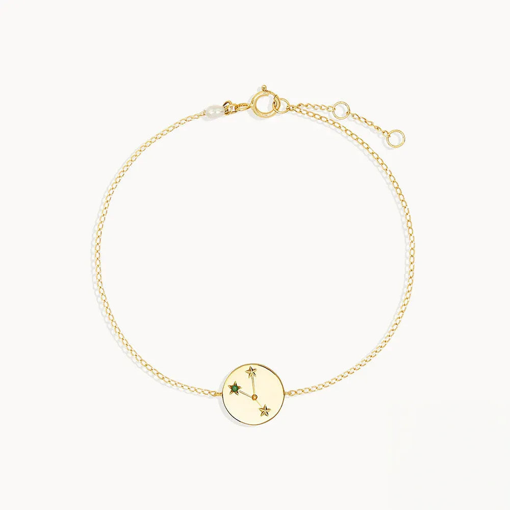 Guldfärgad armband med stjärntecken virgo cirkulärt berlock och smaragdgrönt accent