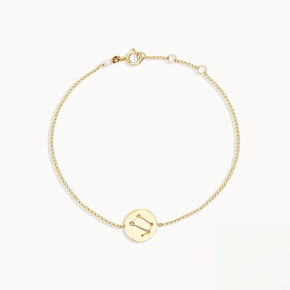 Guldfärgad kedjarmband med cirkulärt plattcharm graverad med stjärnteckendesign zodiac sign armband